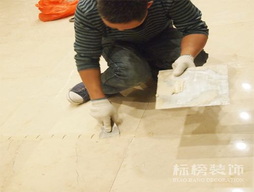 辦公室裝修瓷磚上鋪木地板可以嗎？